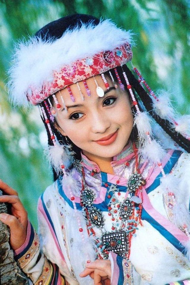 回顾惊艳童年的古装造型：香妃的毛球林诗音的扇子飞飞的绿叶