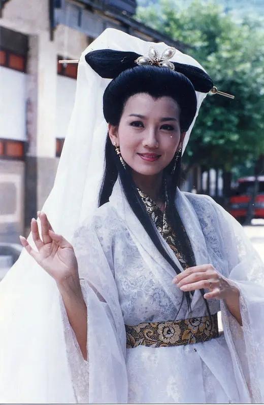回顾惊艳童年的古装造型：香妃的毛球林诗音的扇子飞飞的绿叶(图21)