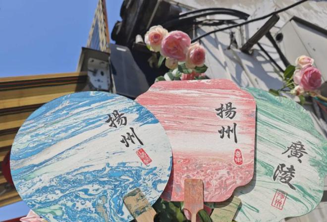 新晋“新中式出片神器”火到全国古镇街头人手一个