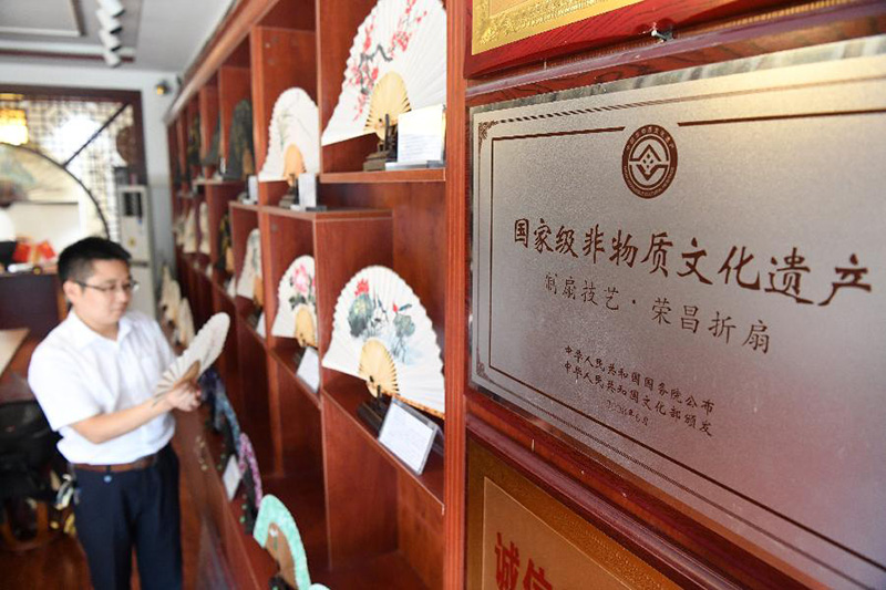 手艺人坚守下的折扇“新生”(图4)