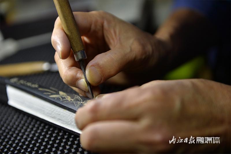“凉风”习习！内江七旬老人折扇上的“大千荷韵”