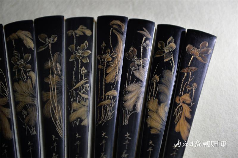 “凉风”习习！内江七旬老人折扇上的“大千荷韵”(图3)