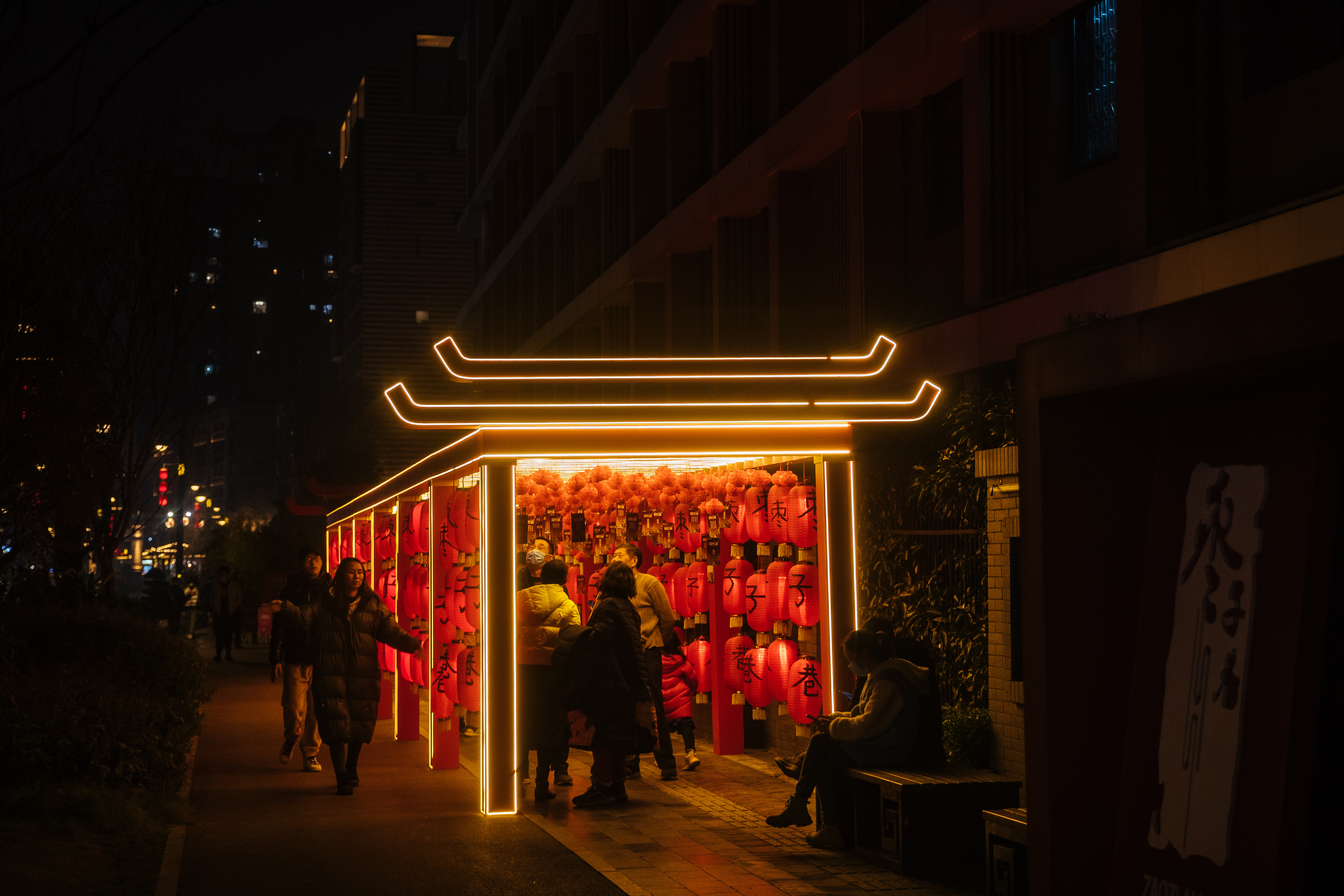 焕新千年消费活力成都五月扇市“扇”出“happy”一夏(图2)