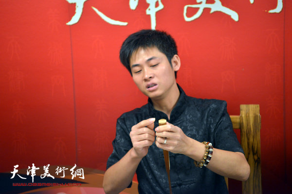 制扇工艺美术师张华：烫钉要像“鸟眼”一样黑又亮