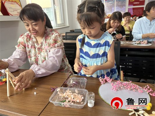 德州天衢新区长河街道：杨庄社区开展“巧手慧心制扇制美”非遗团扇制作活动(图2)