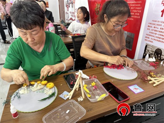 德州天衢新区长河街道：杨庄社区开展“巧手慧心制扇制美”非遗团扇制作活动