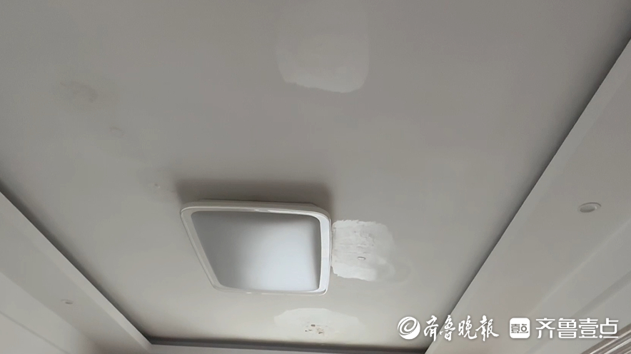 房屋一遇下雨就漏水日照一业主家的天花板成了“大花脸”