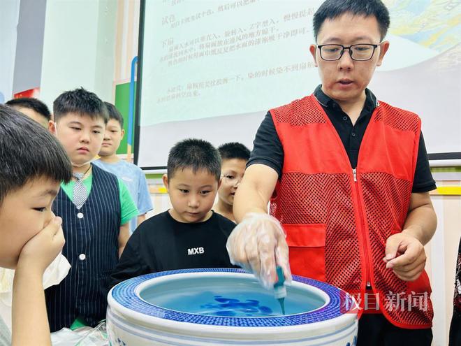 “漆扇绘中秋少年承非遗”武汉一社区开展别样中秋活动