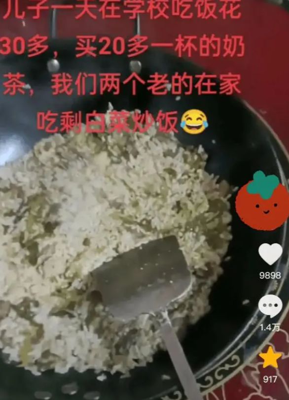 1500也算多？母亲吐槽大学儿子一天花50元遭网友狂怼：穷你还敢生？