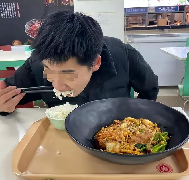 1500也算多？母亲吐槽大学儿子一天花50元遭网友狂怼：穷你还敢生？(图2)