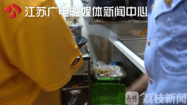 网红餐饮探店报告：宣传图是假的、天花板挂满蜘蛛网……这家网红麻辣香锅被“一锅端”(图2)