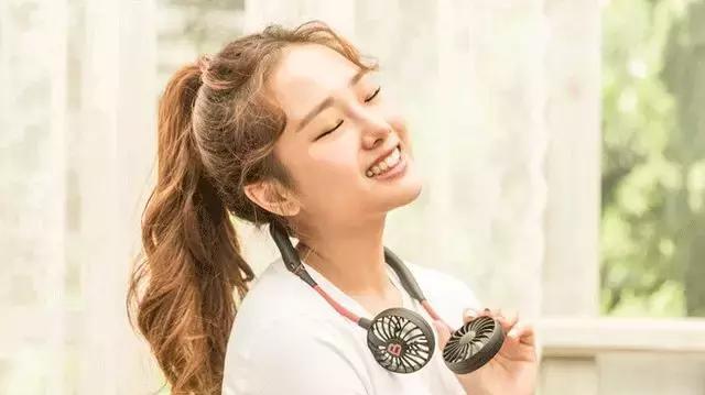 这个小电风扇太奇特了~戴在脖颈上像耳机一样！韩国网红消暑神器(图2)
