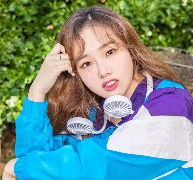 这个小电风扇太奇特了~戴在脖颈上像耳机一样！韩国网红消暑神器(图3)