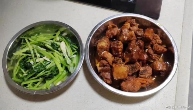 广东女子晒母子俩的晚餐一天花不到20元网友：苦谁不能苦自己(图1)