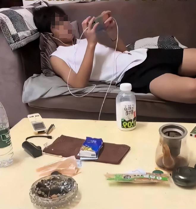 “大学儿子一天花50元”父母吐槽孩子花得多评论区：穷就别生(图3)