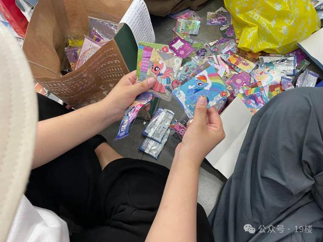 一张小卡片售价一万多！杭州初中生一天花出去四位数网友：这不就是小时候的……(图2)