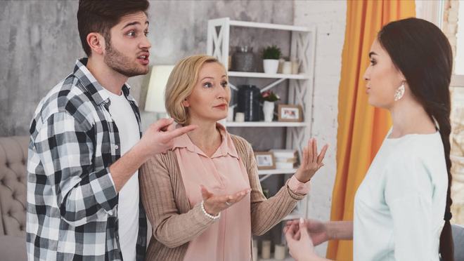 “我妈住ICU一天花7万你却带你妈去旅游良心不痛吗？”妻子：滚