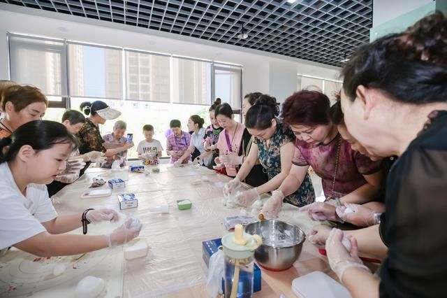 投壶、DIY冰皮月饼、漆扇制作社区居民喜过“花样”中秋(图1)