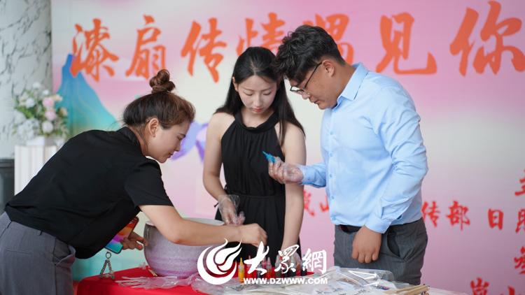 岚山区举办“漆扇传情遇见你巧手剪纸迎七夕”倡树文明婚俗主题活动_大众网(图3)