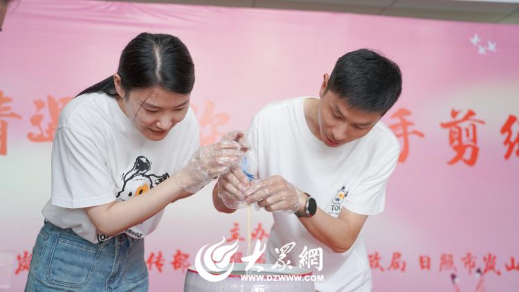 岚山区举办“漆扇传情遇见你巧手剪纸迎七夕”倡树文明婚俗主题活动_大众网(图4)