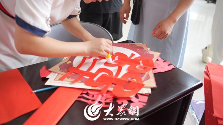 岚山区举办“漆扇传情遇见你巧手剪纸迎七夕”倡树文明婚俗主题活动_大众网(图5)