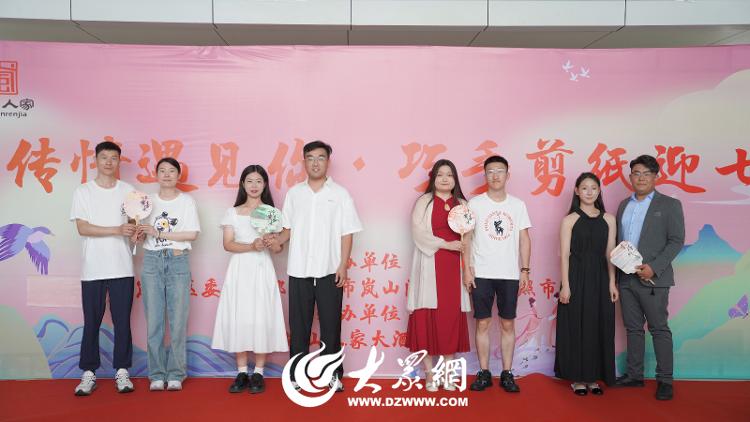 岚山区举办“漆扇传情遇见你巧手剪纸迎七夕”倡树文明婚俗主题活动_大众网(图6)