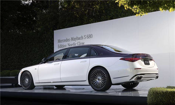 豪华行政轿车天花板！迈巴赫S680限量版亮相：价格直逼劳斯莱斯(图2)