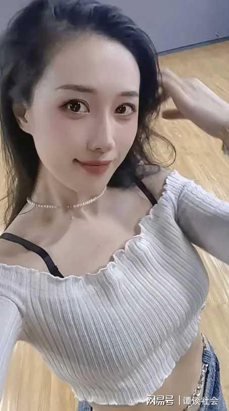 叶曼娜多张高清照曝光长得漂亮身材好难怪干部钟某某对其着迷(图5)