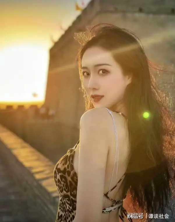 叶曼娜多张高清照曝光长得漂亮身材好难怪干部钟某某对其着迷(图10)