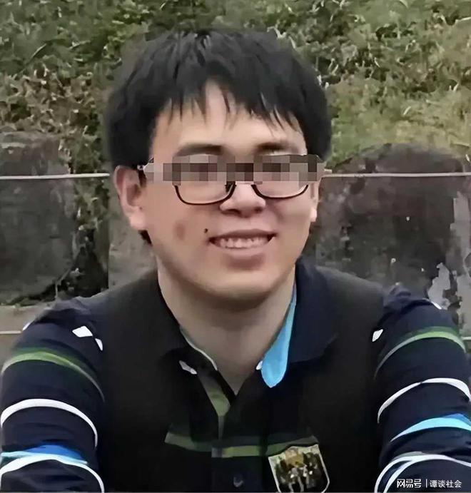 叶曼娜多张高清照曝光长得漂亮身材好难怪干部钟某某对其着迷(图11)