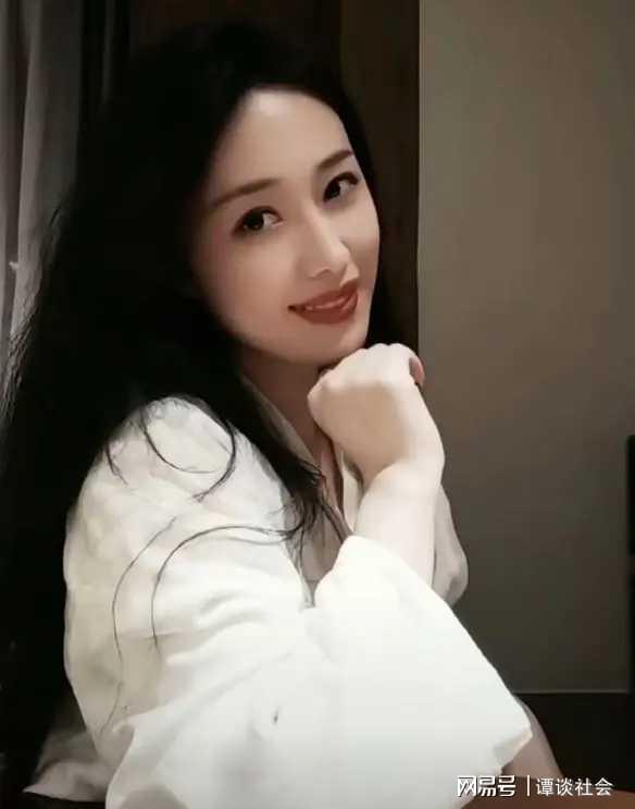 叶曼娜多张高清照曝光长得漂亮身材好难怪干部钟某某对其着迷(图12)