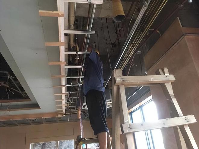 聪明人装修开始流行“拒绝吊顶”省钱又实用客厅起码扩大10㎡(图4)