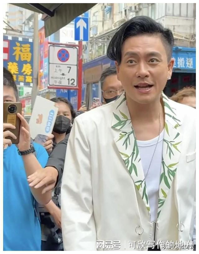 43岁黄宗泽生图曝光保镖贴身护驾排场十足网友：男神老了(图3)