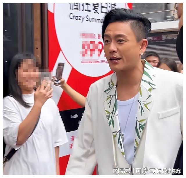 43岁黄宗泽生图曝光保镖贴身护驾排场十足网友：男神老了(图2)