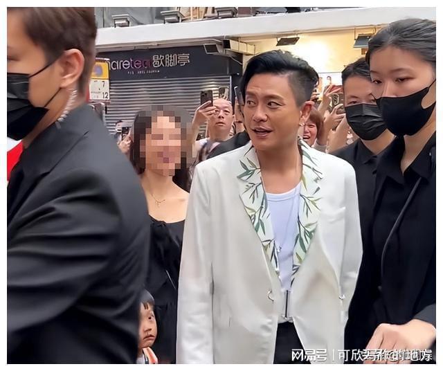 43岁黄宗泽生图曝光保镖贴身护驾排场十足网友：男神老了