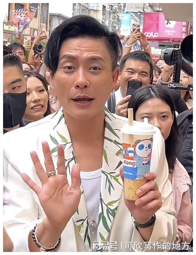 43岁黄宗泽生图曝光保镖贴身护驾排场十足网友：男神老了(图4)