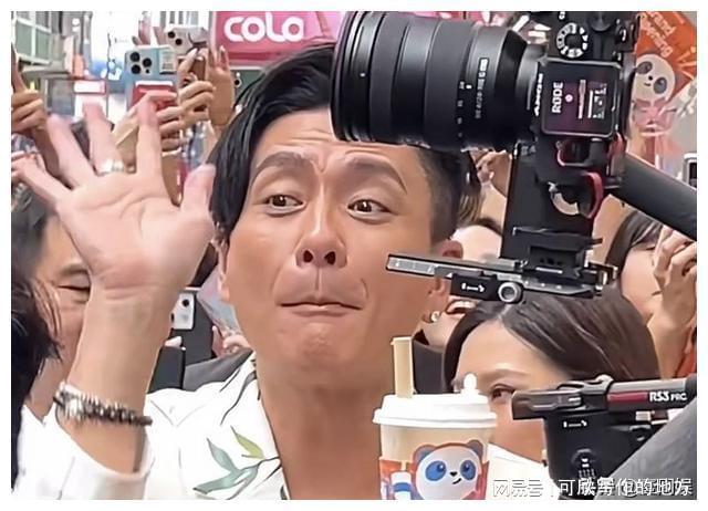 43岁黄宗泽生图曝光保镖贴身护驾排场十足网友：男神老了(图7)