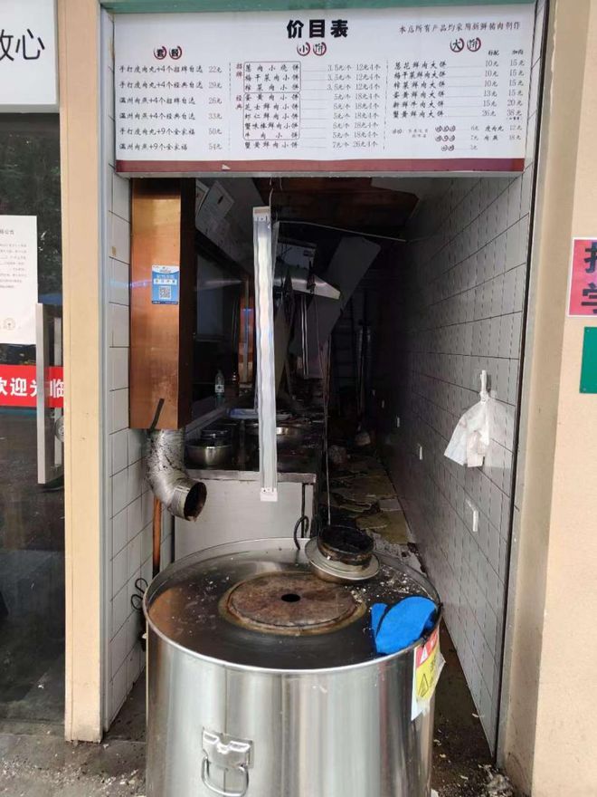 学生新闻采写浦东一临街烧饼店起火消防部门拒绝透露原因店员推测由电线短路造成