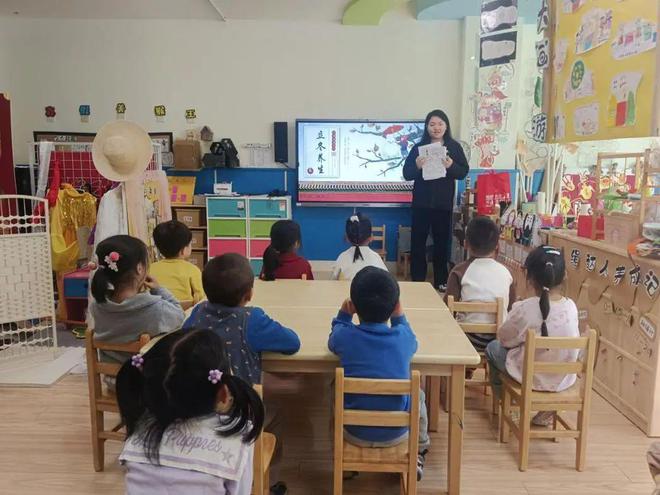 秋韵正浓时悄然迎立冬——四季风情社区开展二十四节气之立冬知识讲座