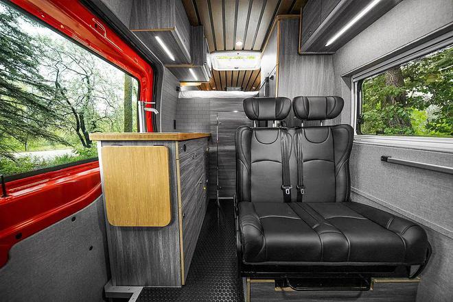 能装下摩托车的B型房车生活配置样样不差加拿大TransMoto20露营车(图6)