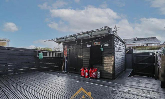 英国“有史以来最黑的房子”：地板、墙壁和天花板全是黑色…能接受吗？