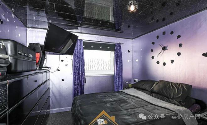 英国“有史以来最黑的房子”：地板、墙壁和天花板全是黑色…能接受吗？(图3)