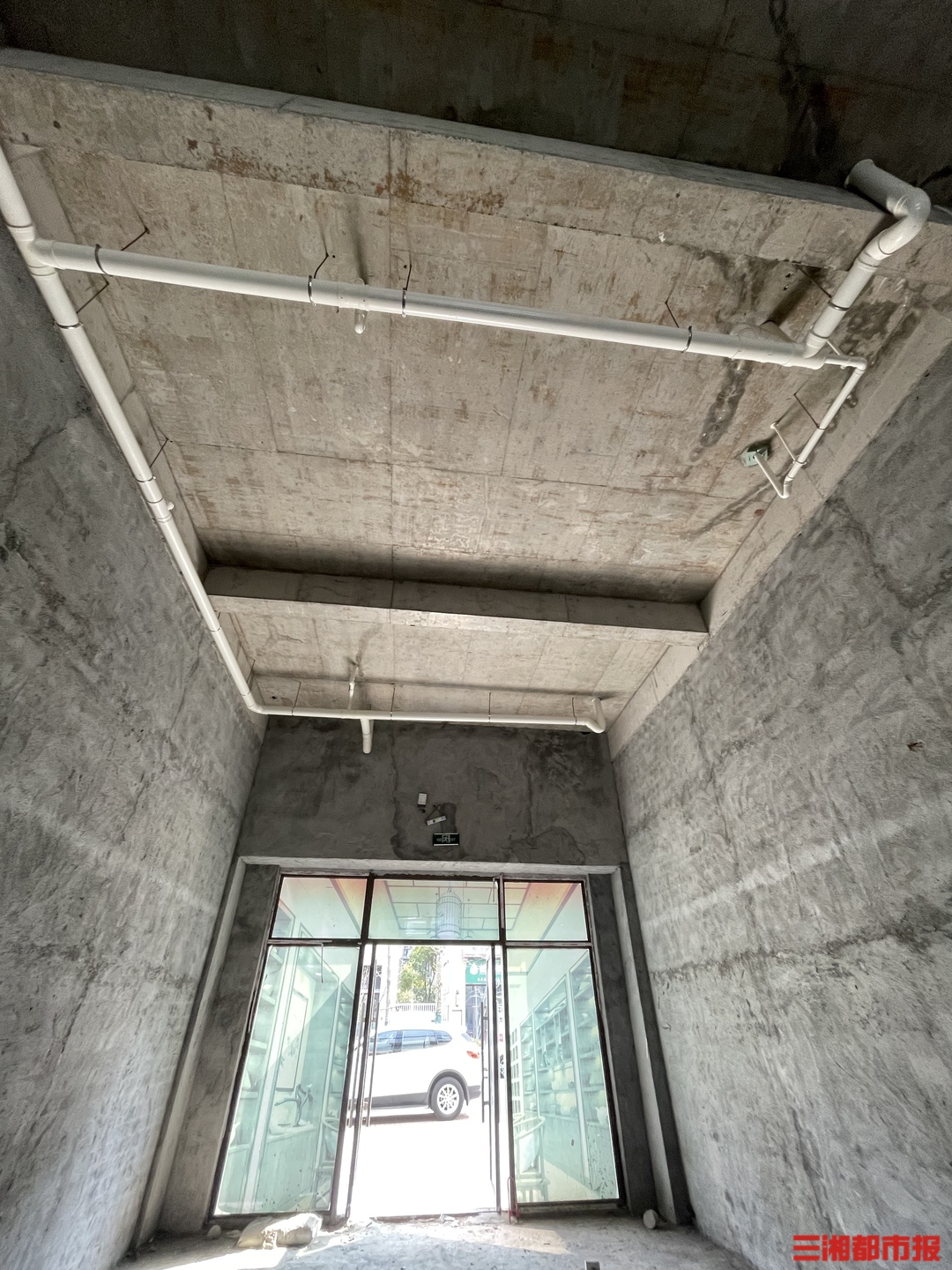 小区大事｜二楼下水管道装到一楼天花板法院：恢复原状物业也担责(图3)