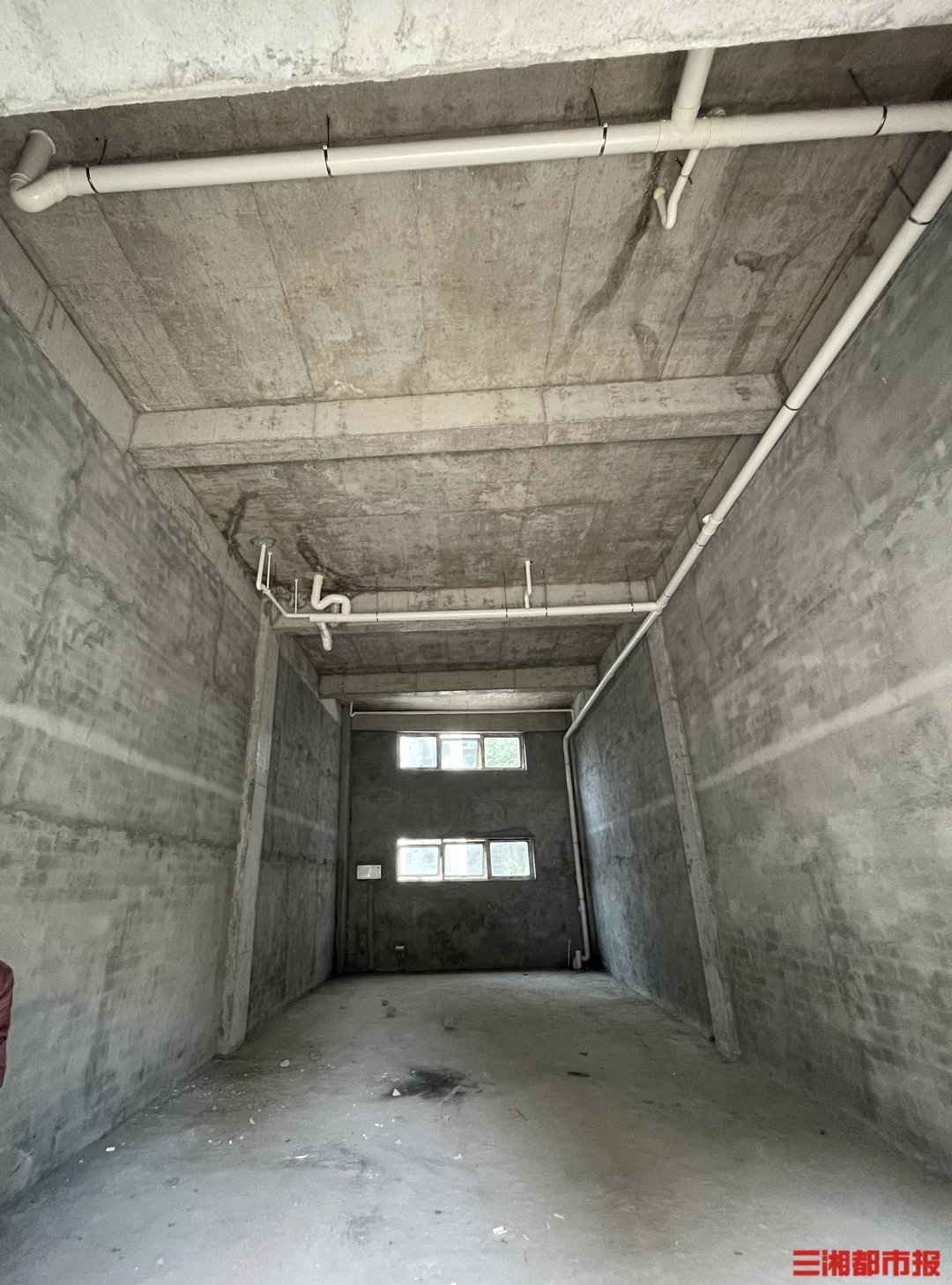 小区大事｜二楼下水管道装到一楼天花板法院：恢复原状物业也担责(图2)