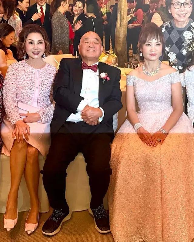 富豪郑裕彤孙子大婚77岁郑家纯终露脸与太太叶美卿罕见同框(图4)
