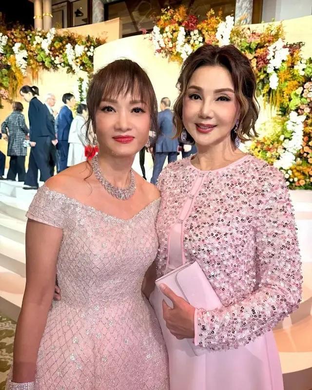 富豪郑裕彤孙子大婚77岁郑家纯终露脸与太太叶美卿罕见同框(图5)