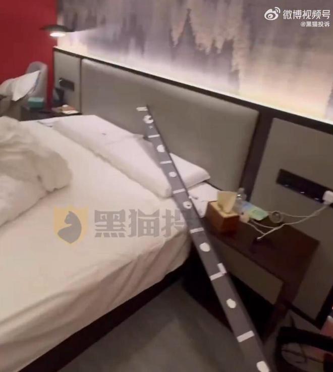 男子苏州住高端酒店半夜被吊顶砸伤后索赔17万酒店：客人已送医赔偿需协商(图2)