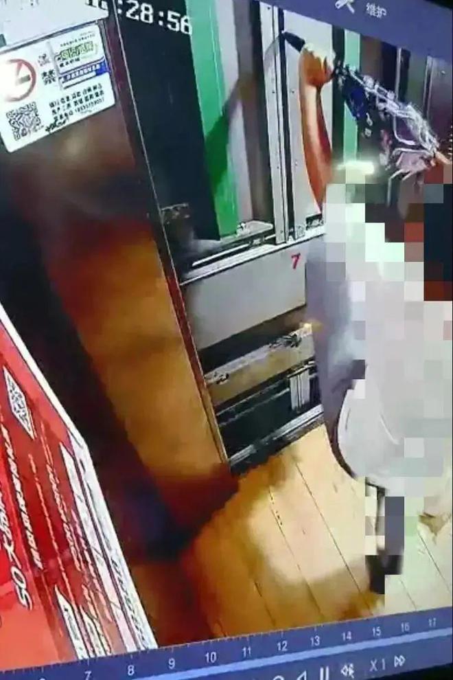 电梯从负2楼猛冲至33楼！业主当场身亡……(图4)