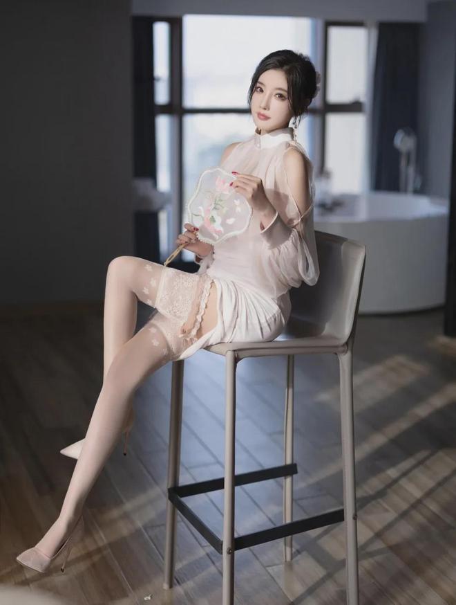 旗袍妖姬杨晨晨绝美腰臀比燃爆镜头完美曲线演绎致命诱惑！(图1)