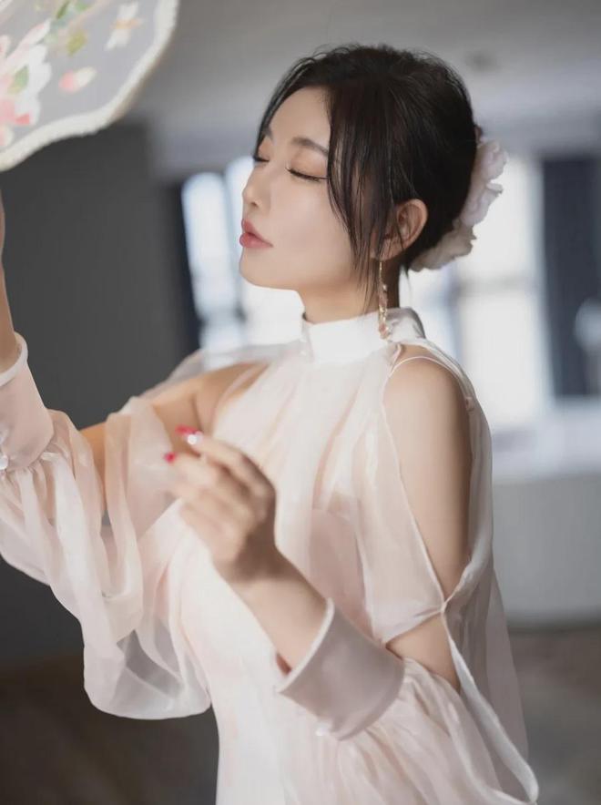 旗袍妖姬杨晨晨绝美腰臀比燃爆镜头完美曲线演绎致命诱惑！(图3)